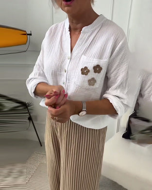 Avslappnad blus med blommigt tryck med ficka och lång ärm