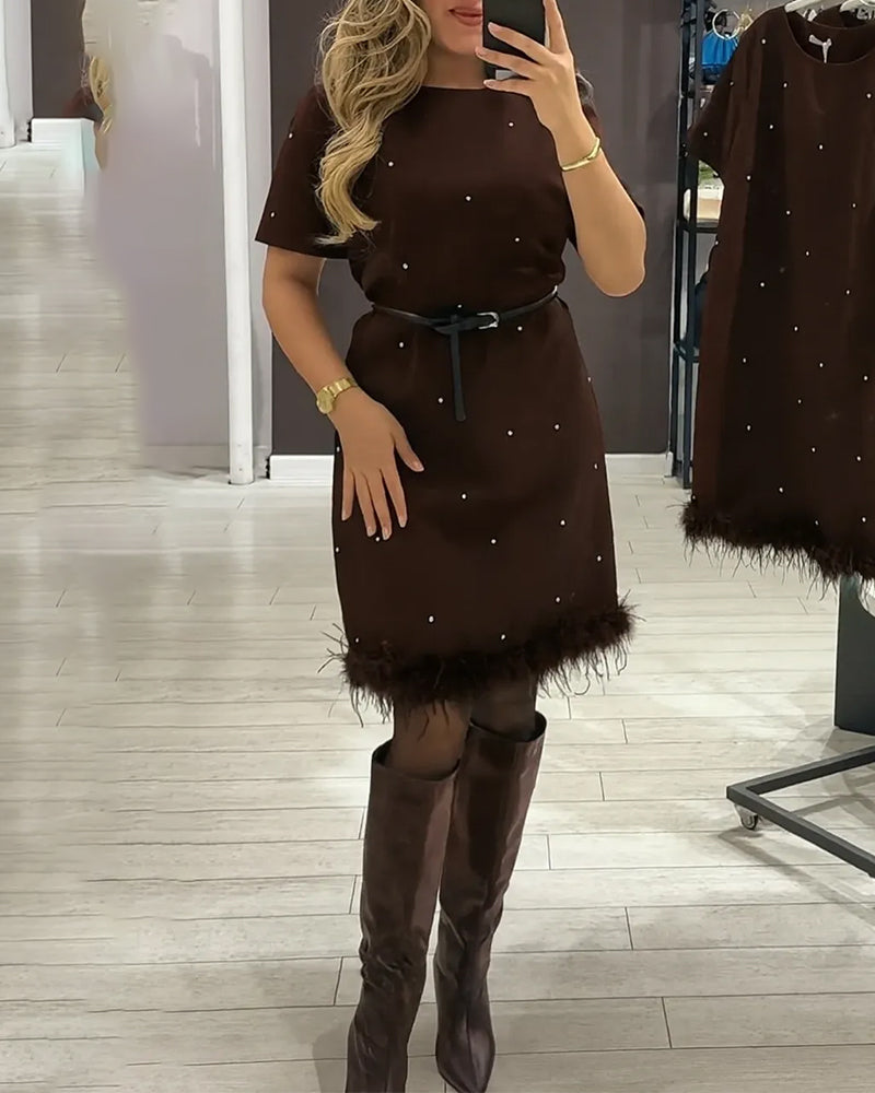 Klänning Med Rund Halsringning Och Korta Ärmar