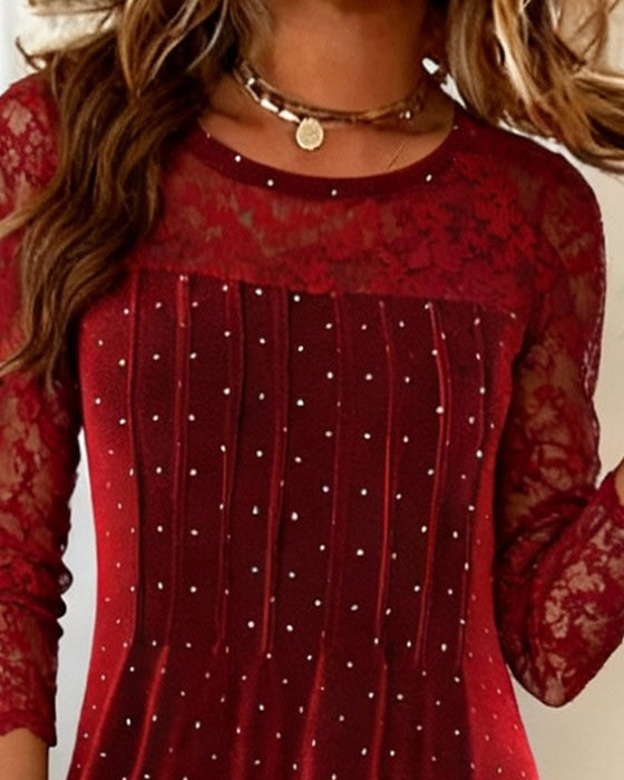 Enfärgad Klänning Med Lapptäcktsdetaljer Och Prickigt Mönster