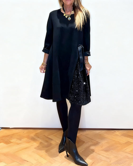 Stilfull Klänning Med Lapptäcktsdetaljer Och Runt Halsutsnitt