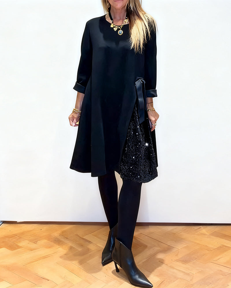 Stilfull Klänning Med Lapptäcktsdetaljer Och Runt Halsutsnitt