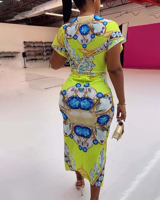 Klänning med djup V-slits i midjan