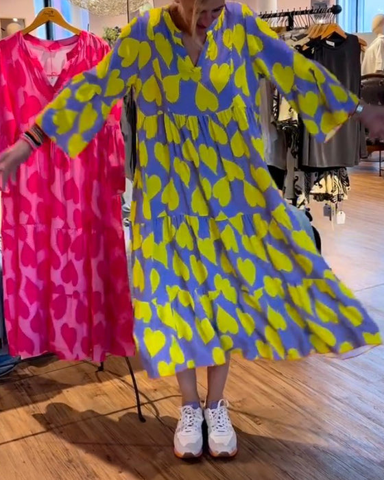 V-ringad klänning med hjärtmönster