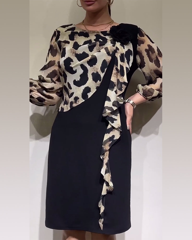 Elegant lapptäcksklänning I leopardmönstrad