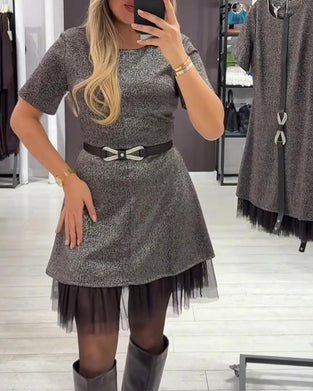 Klänning Med Fotskörtsinsats Och Rund Halsringning