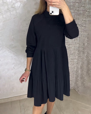 Veckad enfärgad klänning med hög krage