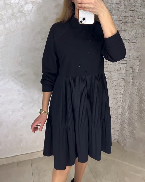 Veckad enfärgad klänning med hög krage