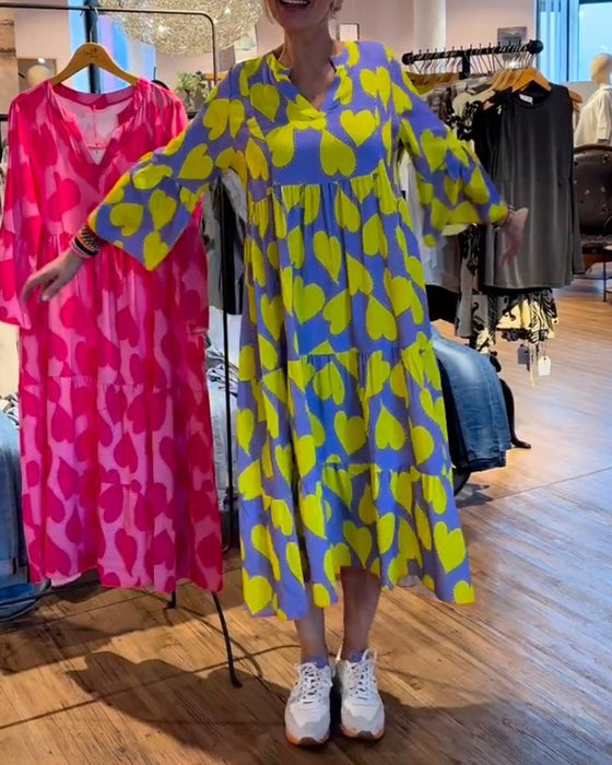 V-ringad klänning med hjärtmönster