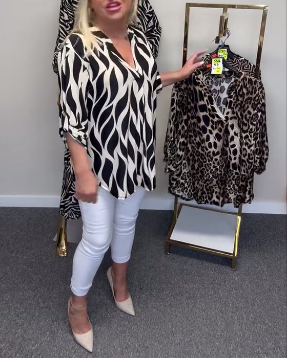 V-ringad avslappnad blus med tryck