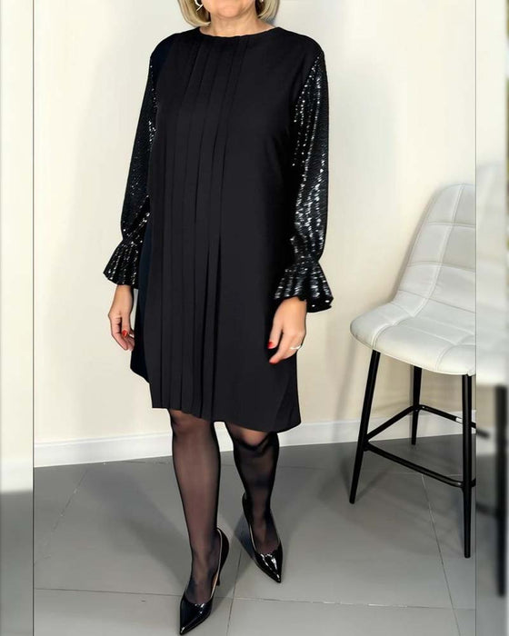 Enfärgad Klänning Med Vida Ärmar Och Veck