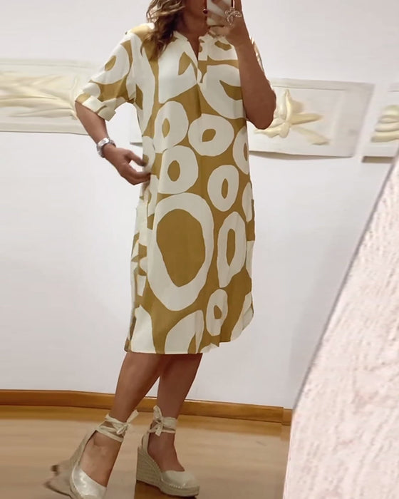 V-ringad ledig klänning med bokstavstryck