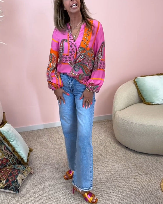 Modetryckt blus med V-ringning och lång ärm