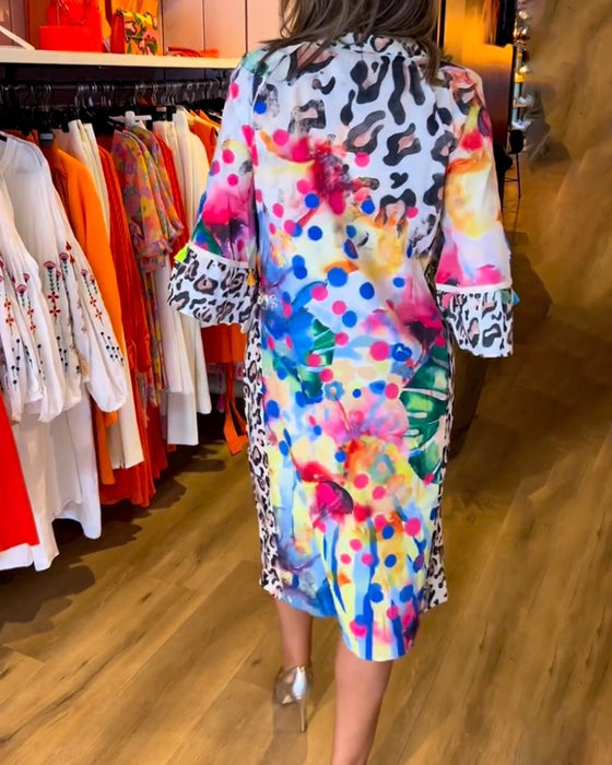 V-ringad midiklänning i leopardmönstrad panel