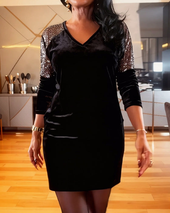 Klänning i trendig sammet med lapptäcke och lång ärm