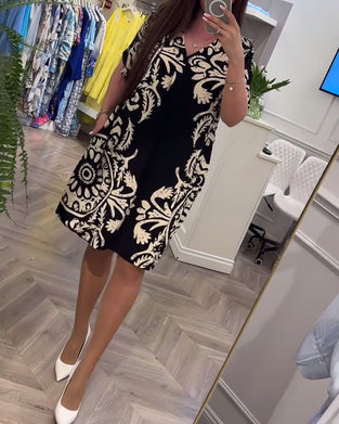 Retrotryckt lös klänning med V-ringning och kort ärm