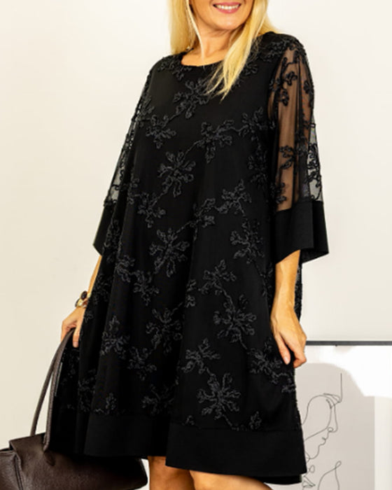 Enfärgad Broderad Klänning Med Runt Urringning