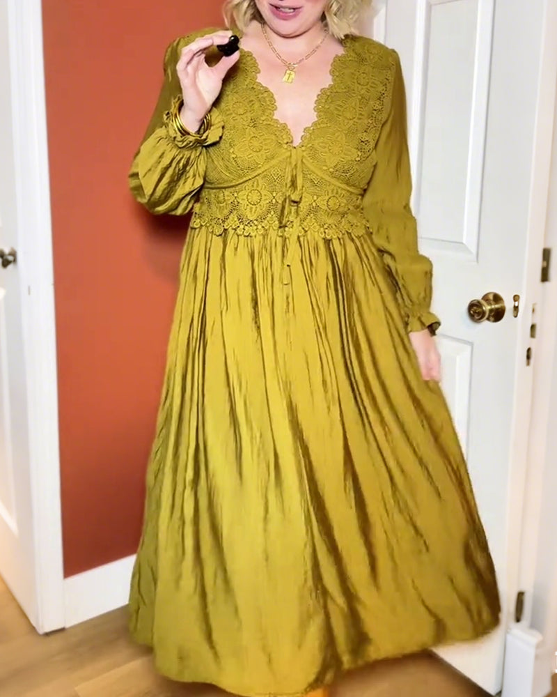 Elegant v-ringad spetsklänning med rynkor