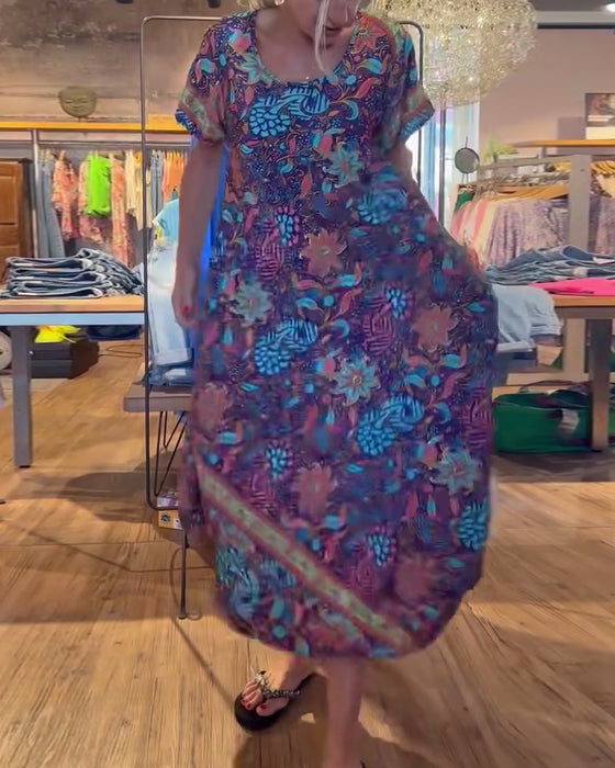 Tryckt kortärmad lång klänning med rund hals