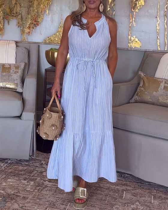 Ärmlös klänning med dragsko i randigt tryck