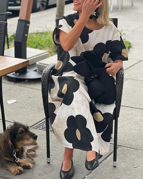 Lös klänning med blommönster med rund halsficka