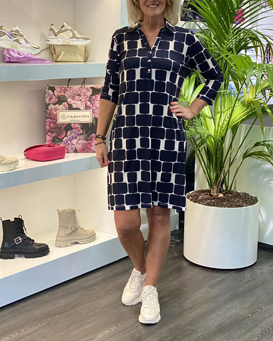 Klänning med uppfällbar krage och rutigt tryck