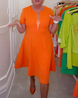 Moderiktig enfärgad kortärmad klänning med dragkedja