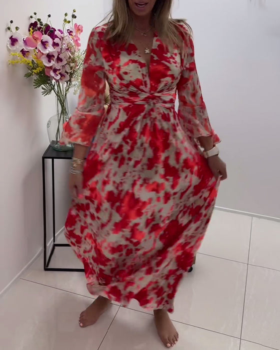 Moderiktig tryckt klänning med djup V stickad klockärm