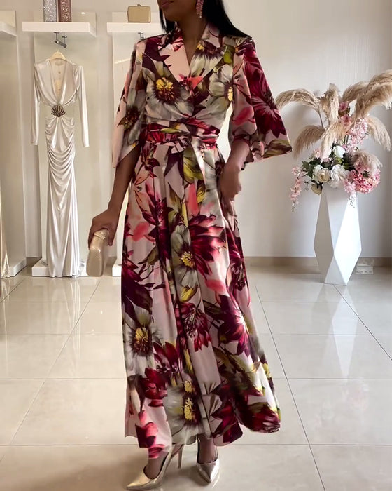 Blommig klänning med snörning och trekvartsärm