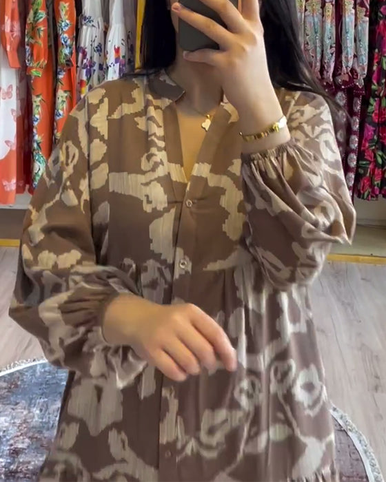 Tryckt knappsydd lös klänning