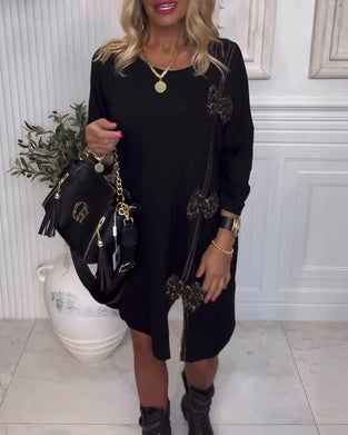 Modig Enfärgad Klänning Med Rosettdesign