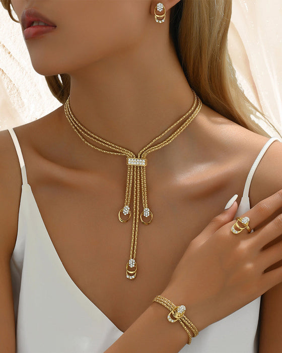 Enkelt set med halsband och örhängen