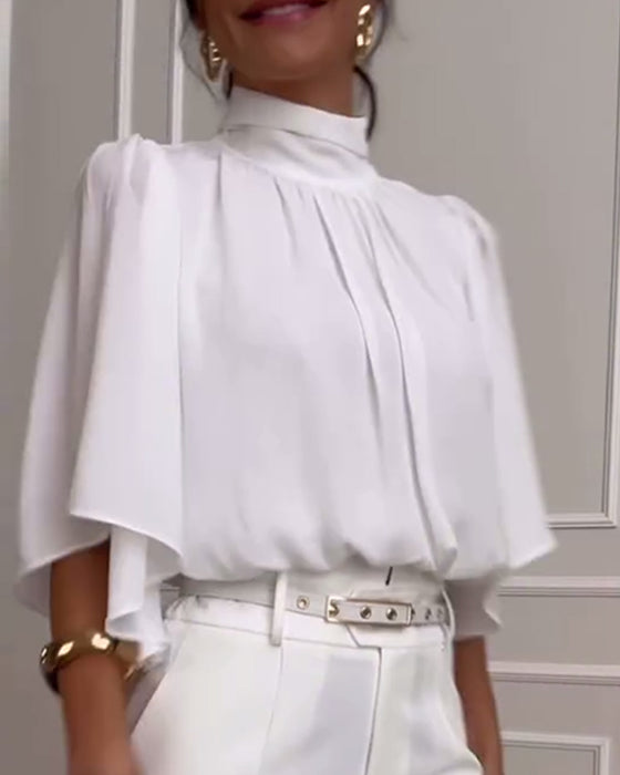 Enfärgad blus med hög krage med fjärilsärm