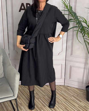 Enkel urkärnad klänning med rund hals