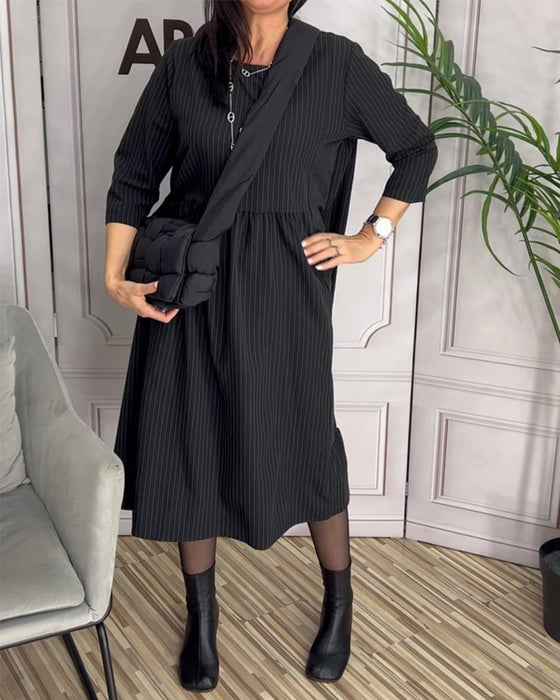 Enkel urkärnad klänning med rund hals