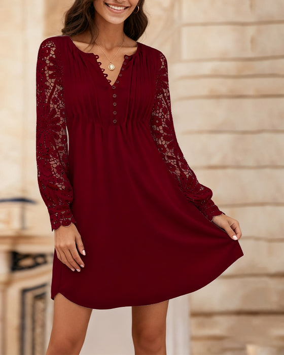 Enfärgad Klänning Med Veck Och Lapptäcktsdetaljer