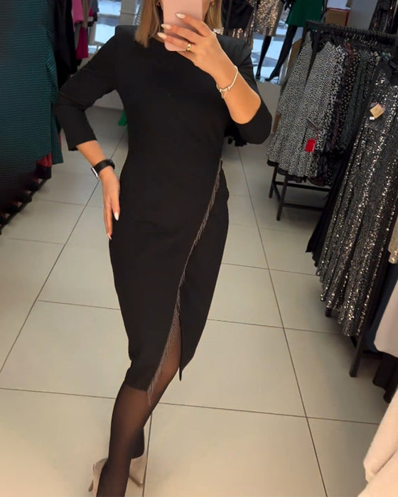 Klänning med rund hals och sned delning