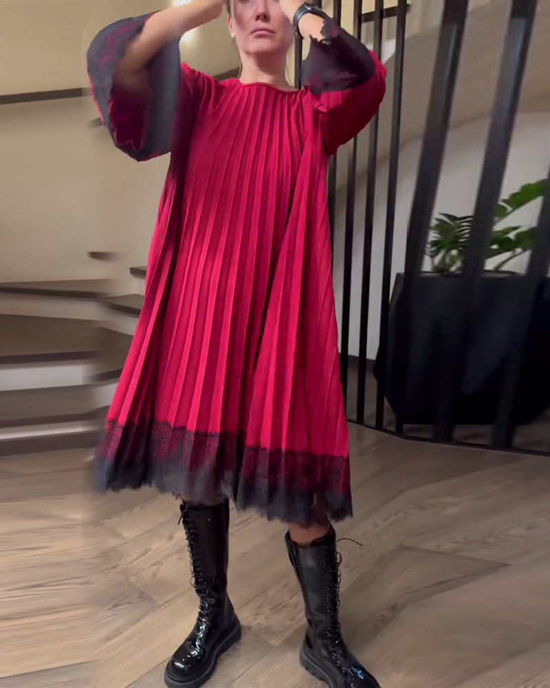 Lösittande Klänning Med Veck Och Runt Halsutsnitt