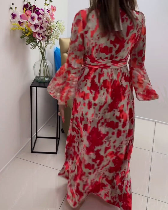 Moderiktig tryckt klänning med djup V stickad klockärm