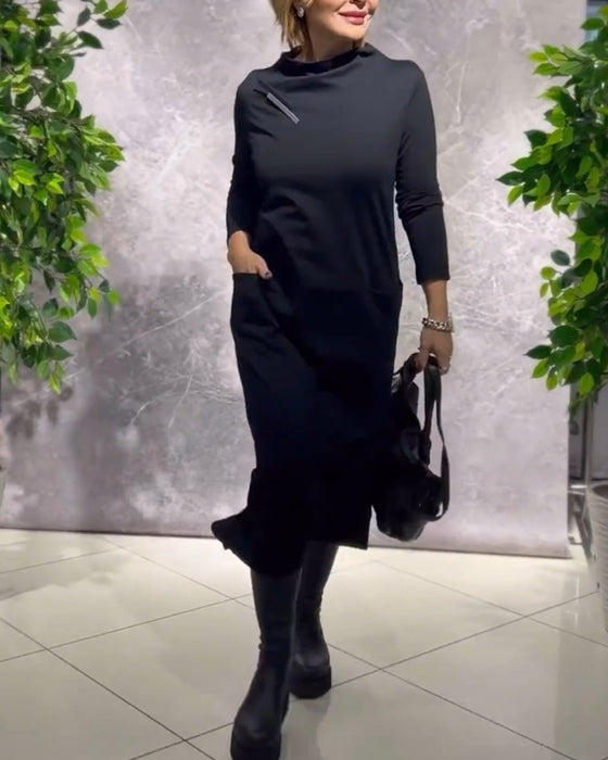 Enfärgad Klänning Med Rund Hals Och Fickor