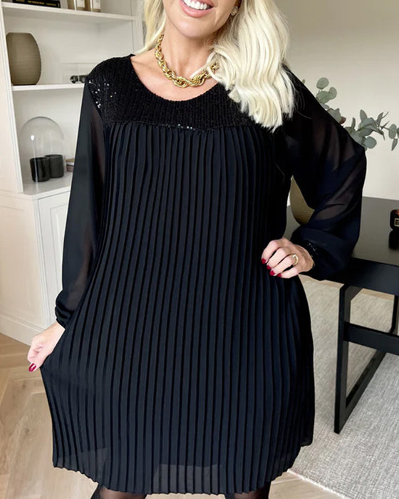 Klänning Med Veck Och Runt Halsutsnitt