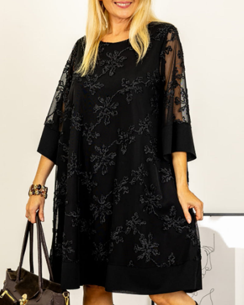 Enfärgad Broderad Klänning Med Runt Urringning