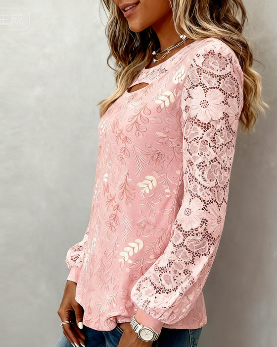 Modig Blus Med Urholkning Och Lapptäcktsdetaljer