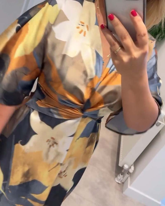 Blommig elegant klänning med v-ringad v-ringning