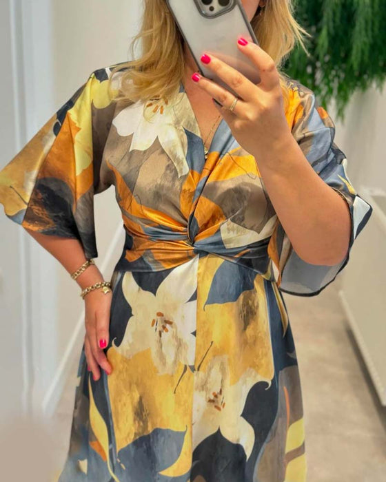 Blommig elegant klänning med v-ringad v-ringning