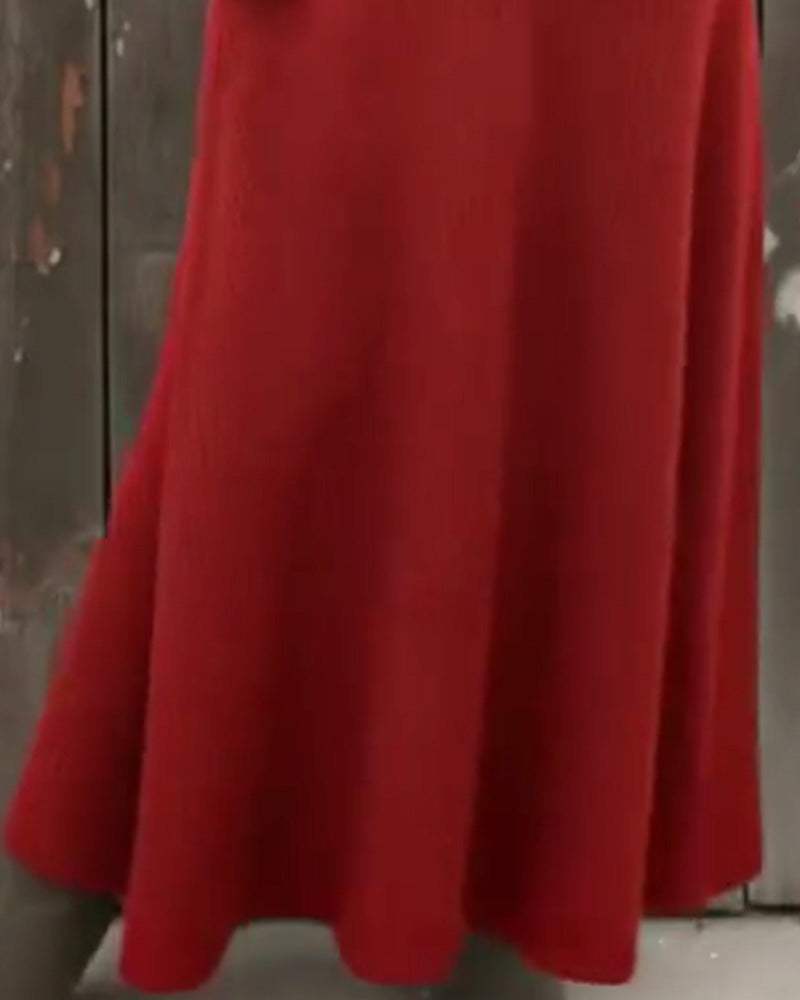 Enfärgad Klänning Med Hög Halsringning Och Modern Design