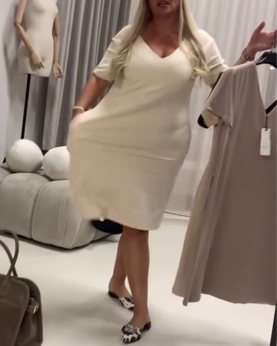 Moderiktig Och Elegant Klänning Med V-Ringning