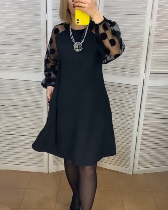 Klänning med elegant stil och prickmönster