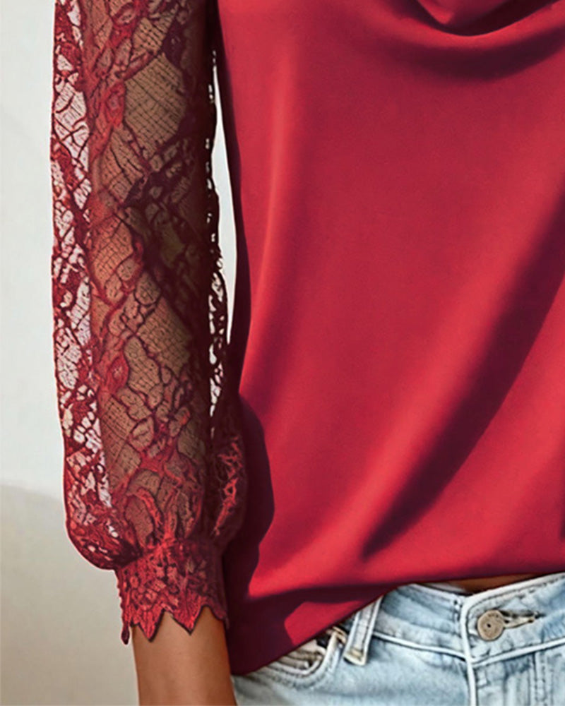 Topp Med Draperad Krage Och Lapptäcktsdetaljer