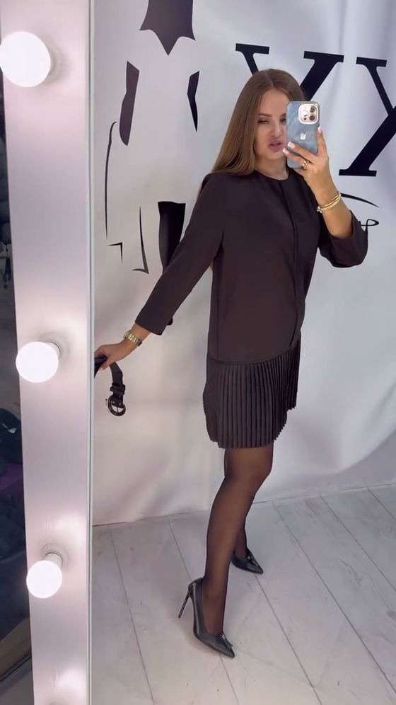 Klänning Med Trekvartsärm Och Plissering I Dragspelsstil