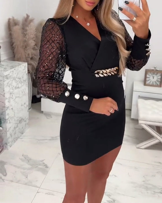 Klänning Med V-Ringning Kedjeknappar Och Nätpatchwork